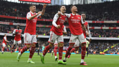 Arsenalin pelaajat juhlivat.