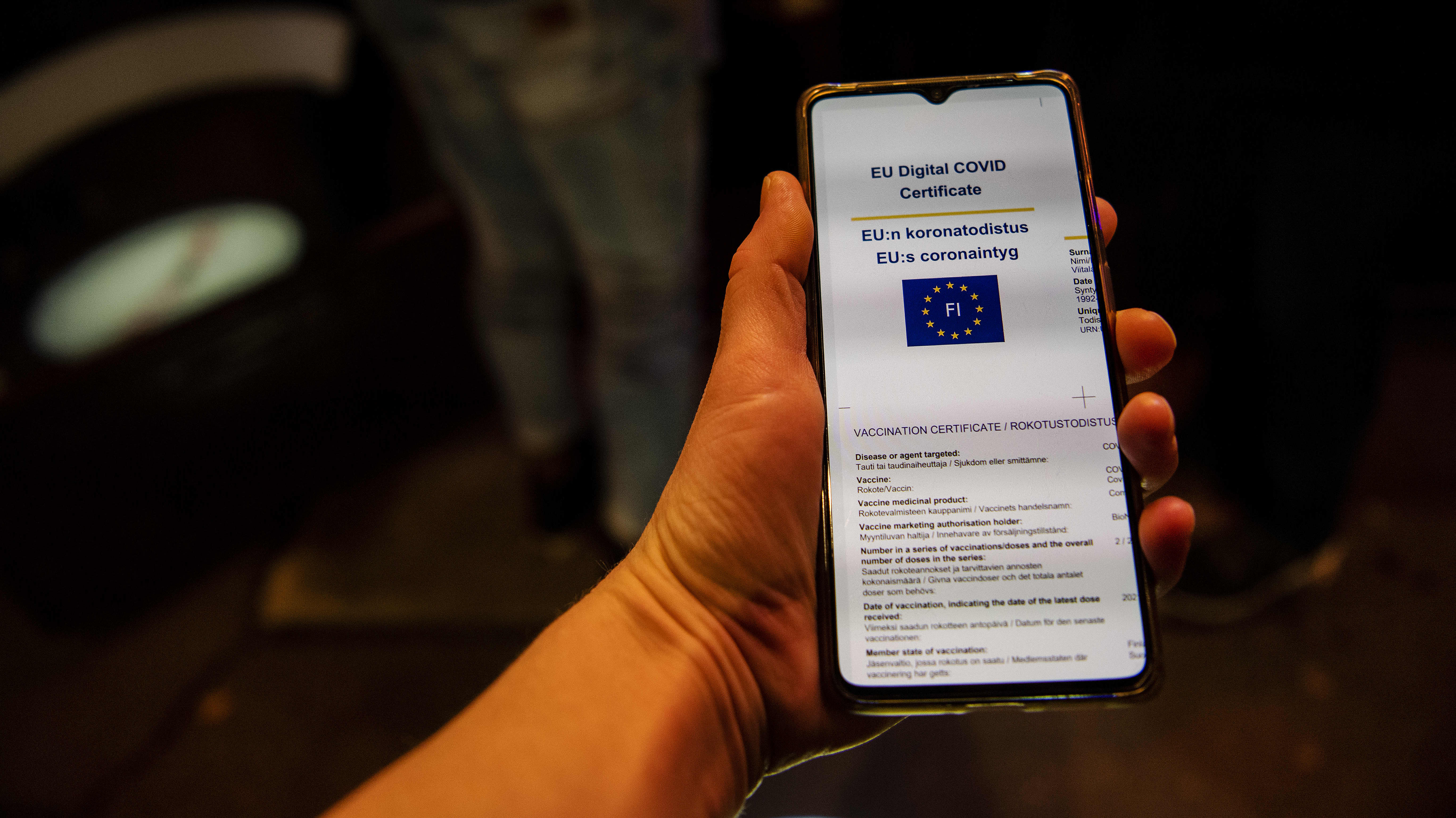 Koronapassi älypuhelimen ruudulla.