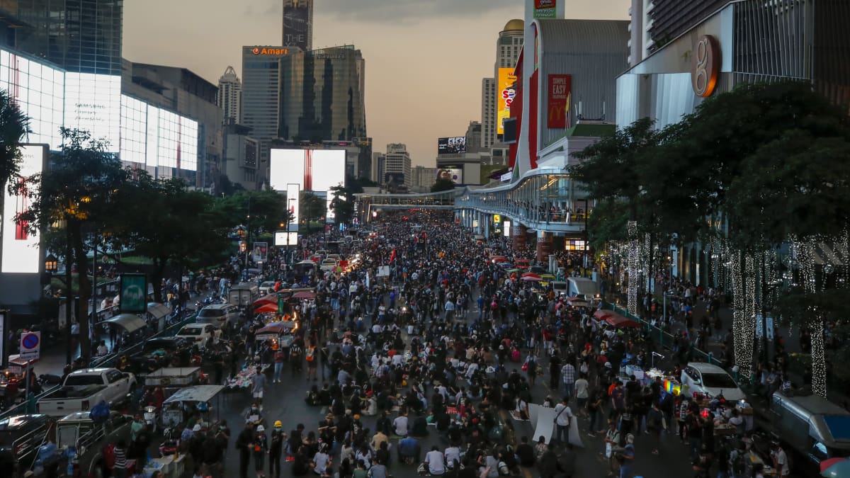 Thaimaan pääkaupungissa Bangkokissa marssittiin myös Ratchaprasongin ostosalueella 18. marraskuuta 2020.