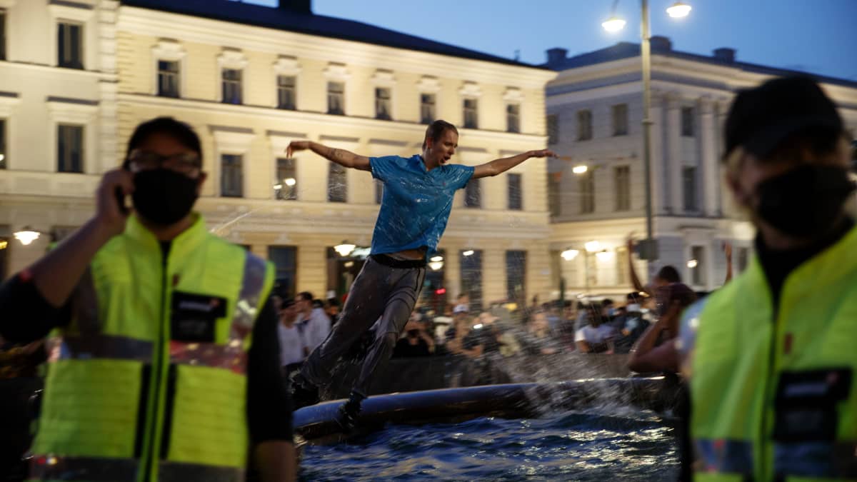 Ihmiset innostuivat uimaan Mantan patsaan altaassa, vaikka Suomi ei voittanutkaan jääkiekon MM-kilpailuja.