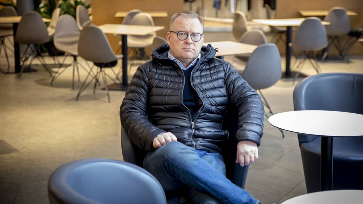 Ilmarisen vuokrauspäällillö Ville Laurila koronaviruksen takia hiljentyneessä Kämp Galleriassa 18.3.2020.