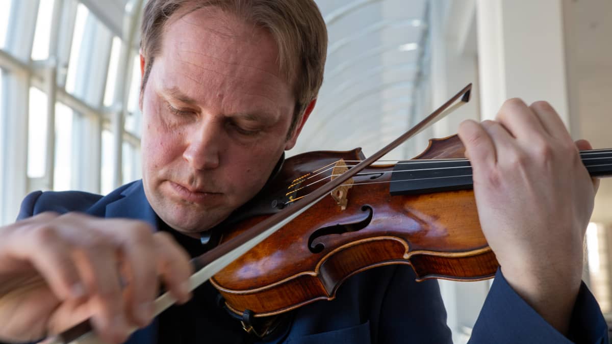 Konserttimestari Jukka Merjanen ja Montagnana-viulu.