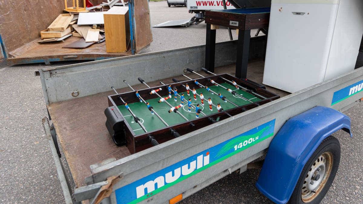 Imatran vastaanottokeskusta tyhjennetään, pihalla perävaunussa fussball-peli ja jääkaappi.