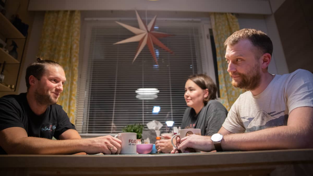 Gleb Yarovoy, Anna Yarovoya ja Vladimir istuvat keittiön pöydän ääressä.