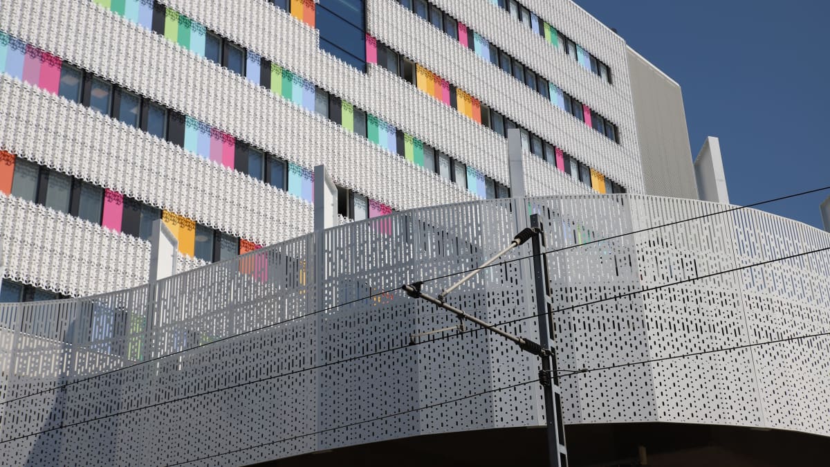 sairaalan valkoinen ulkokuori värikkäillä yksityiskohdilla