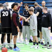 Lahti Basketball joukkue harjoituksissa, päävalmentaja PIeti Poikola joukkueen keskellä