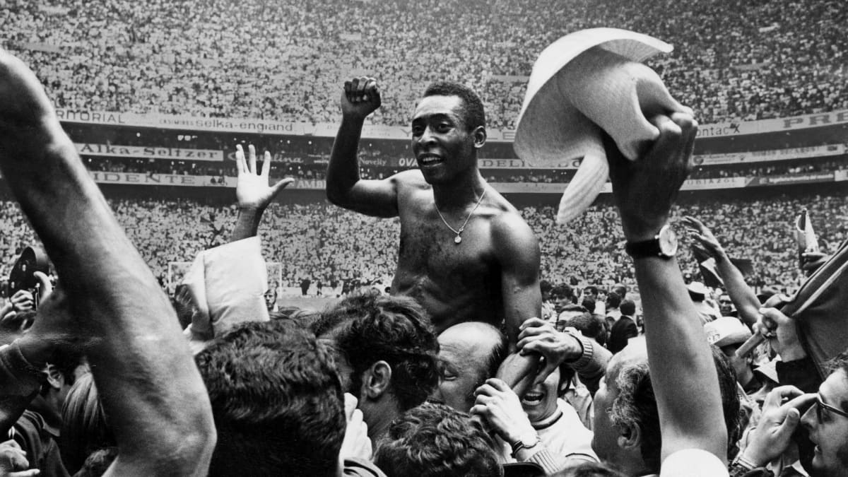 Pelé juhlii maailmanmestaruutta fanien hartioilla Mexico Cityssä 1970.