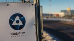 Valtionyhtiö Rosatom on Fennovoiman hankkeen laitostoimittaja. Rosatom vastaa myös Venäjän ydinaseista. Kuva on otettu tammikuun lopussa Hanhikiven työmaan portilta.  Rosatom kyltti Hanhikivi 1 ydinvoimalan rakennusalueen portilla. Pyhäjoen Hanhikivelle rakennettava ydinvoimalaitos Hanhikivi 1 on Fennovoiman rakennushanke, jossa venäläinen Rosatom on mukana.