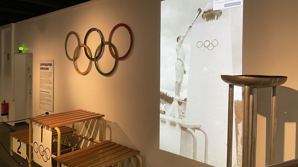 Helsingin olympialaisia kisattiin myös Hämeenlinnassa 70 vuotta sitten: nyt  olympiatulimaljan ja podiumin edessä räpsyvät selfiet