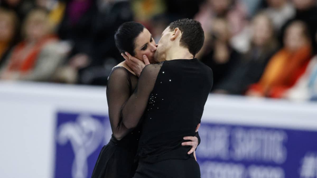 Charlene Guignard ja Marco Fabbri suutelevat.