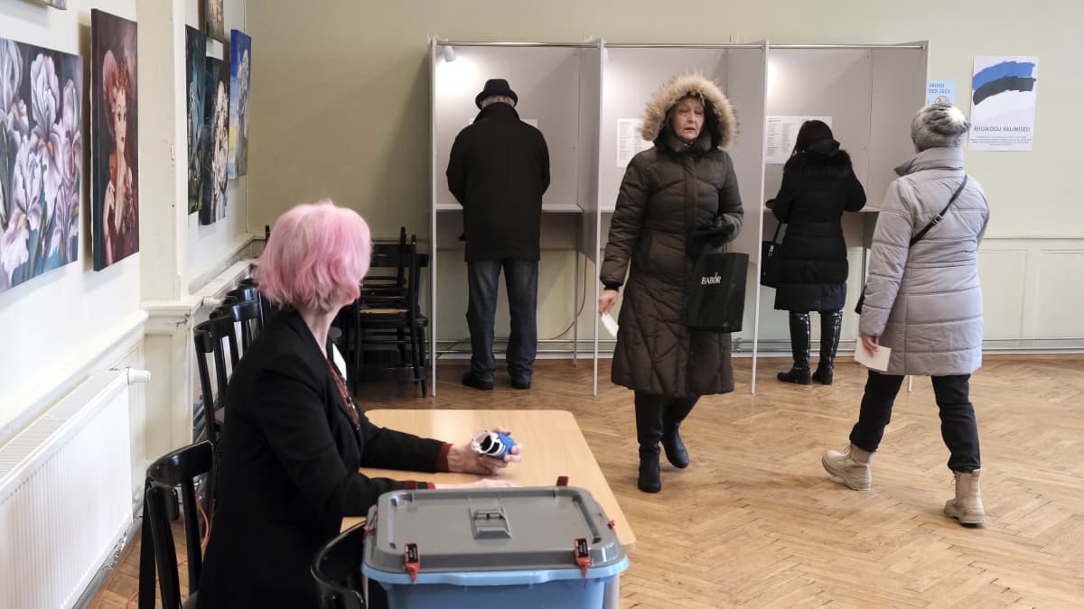 Ihmisiä äänestyskopeissa jättämässä parlamenttivaaliäänensä Pärnussa Virossa.