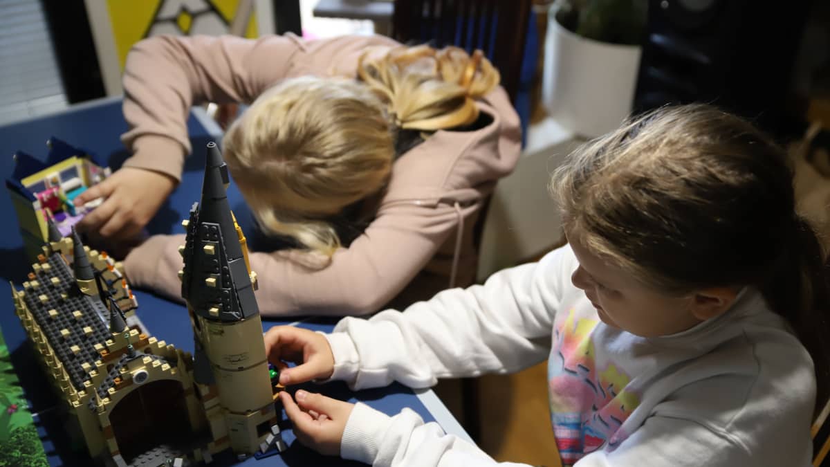 kaksi lasta rakentaa legoilla