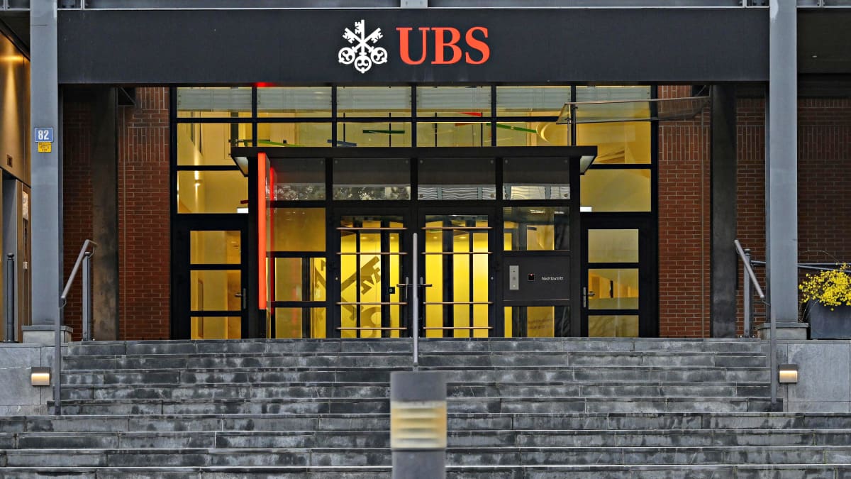 UBS-pankin toimistorakennuksen sisäänkäynti.