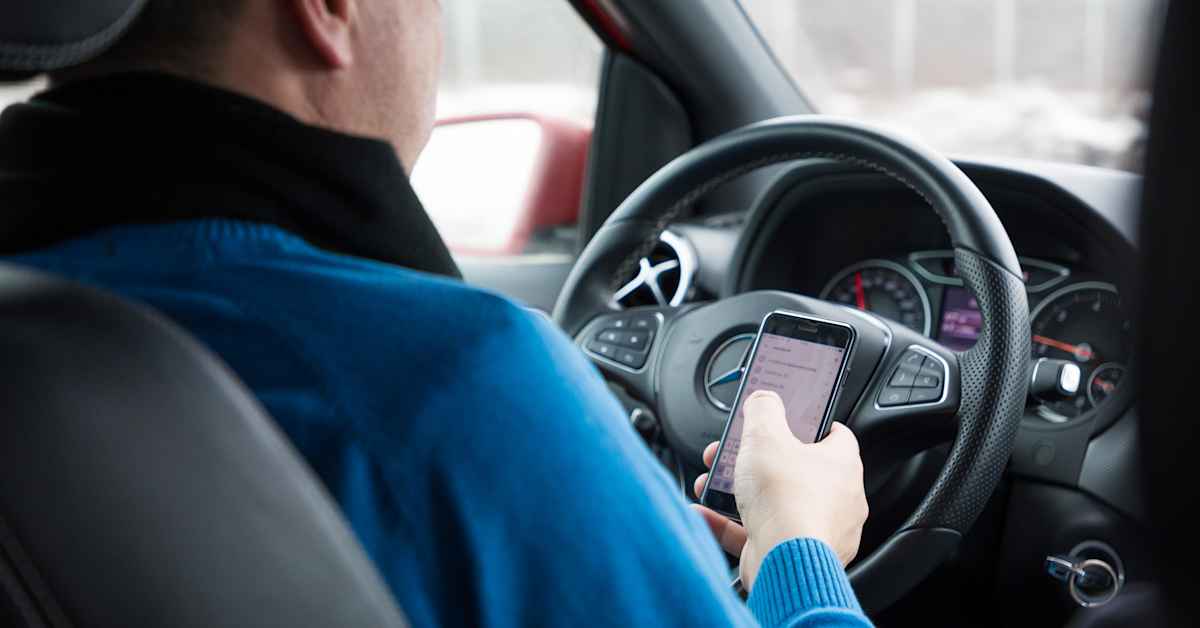 Hälften av bilisterna kör med mobilen