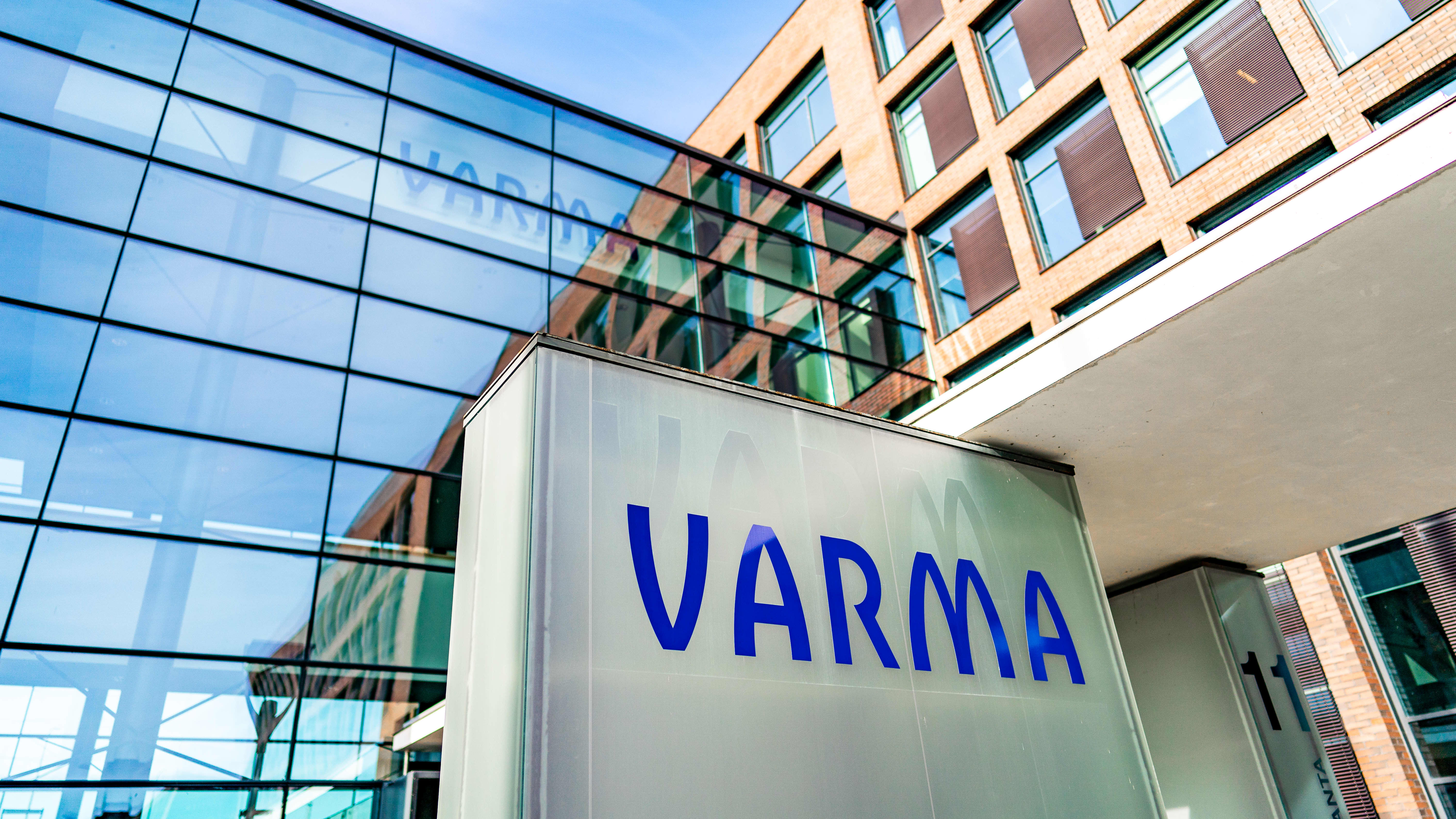 Työeläkevakuutusyhtiö Varman logo pääkonttorin edustalla.