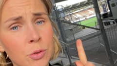 Toimittaja Sara Salmi osoittaa Töölön jalkapallostadionin nurmikenttää.