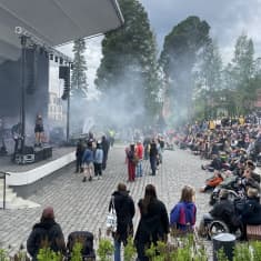 Konsertti Jyväskylän Lounaispuistossa, katsomossa paljon yleisöä.