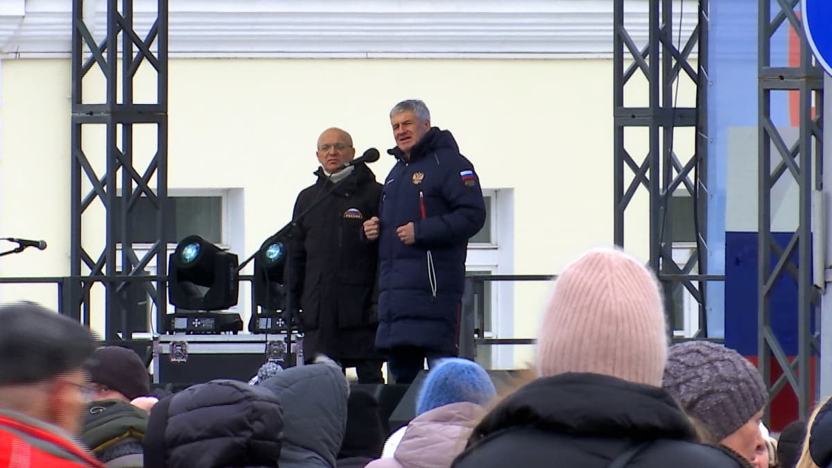 Karjalan tasavallan päämies Artur Parfentšikov puhuu yleisölle juhlalavalta.