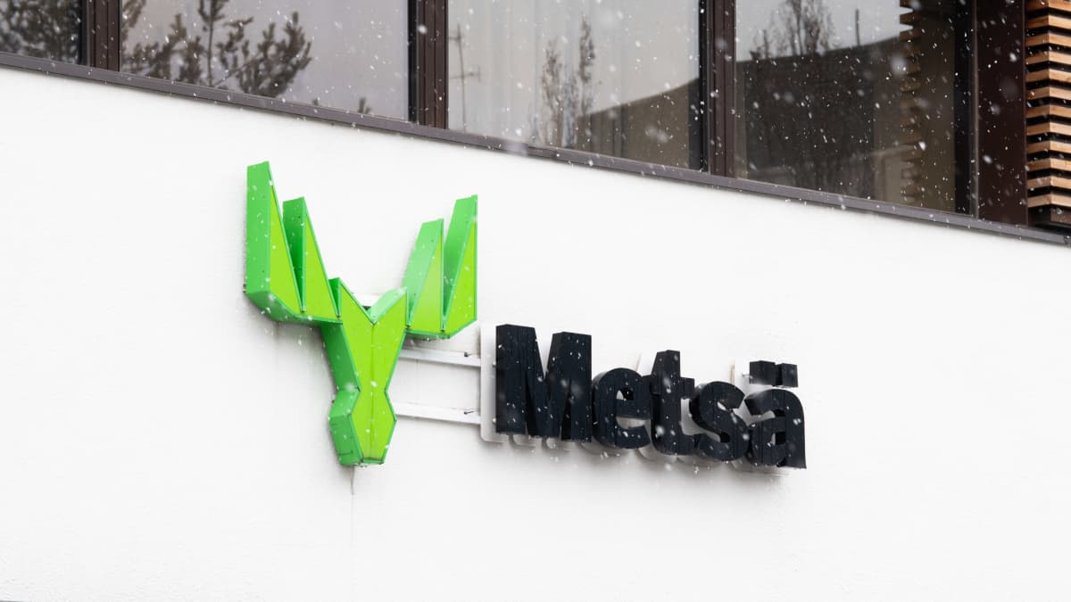 Metsä Groupin logo seinässä.