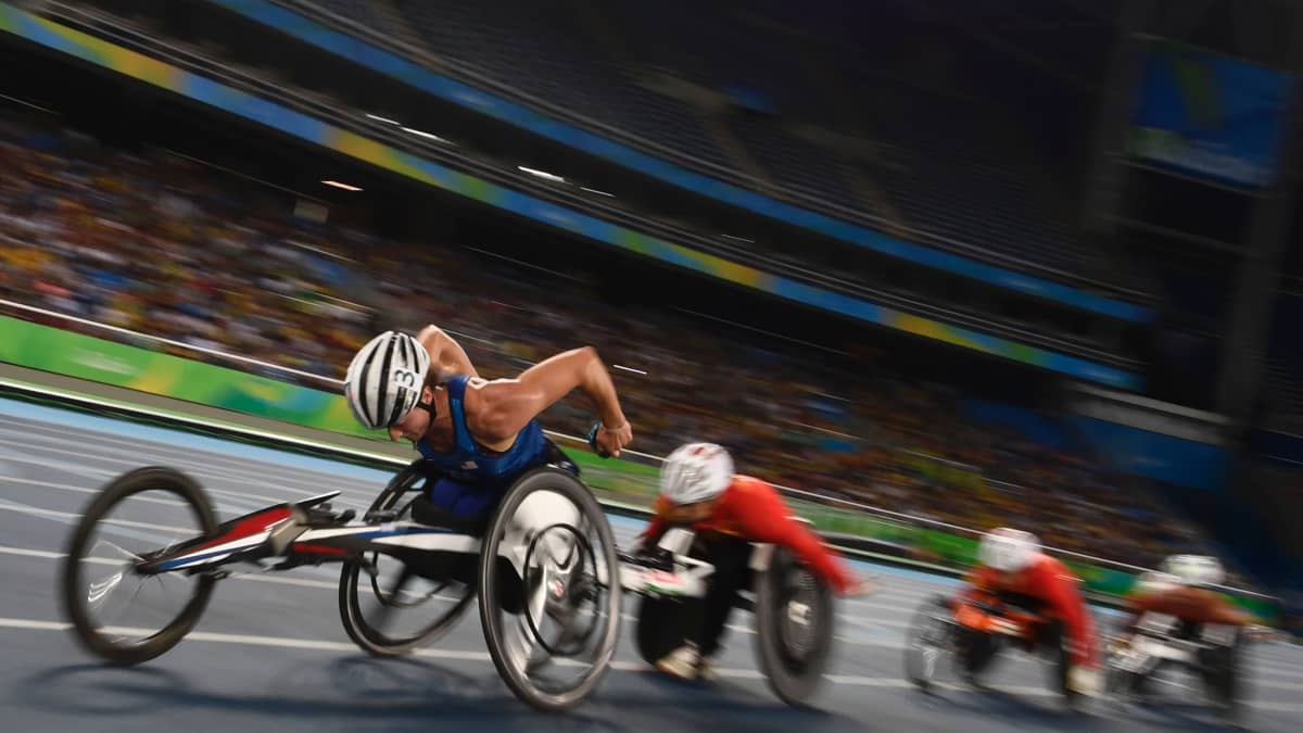 USA:n Tatyana McFadden (vasemmalla) Rion paralympialaisissa.