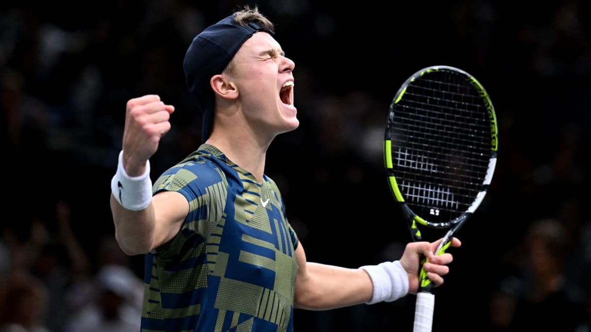 Tanskan tenniksen superlupaus Holger Rune tuulettaa voittoa Novak Djokovicista Pariisin Masters-turnauksessa 6.11.2022.