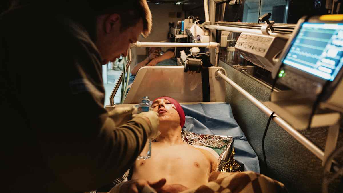 Haavoittunut sotilas ambulanssibussissa Ukrainassa