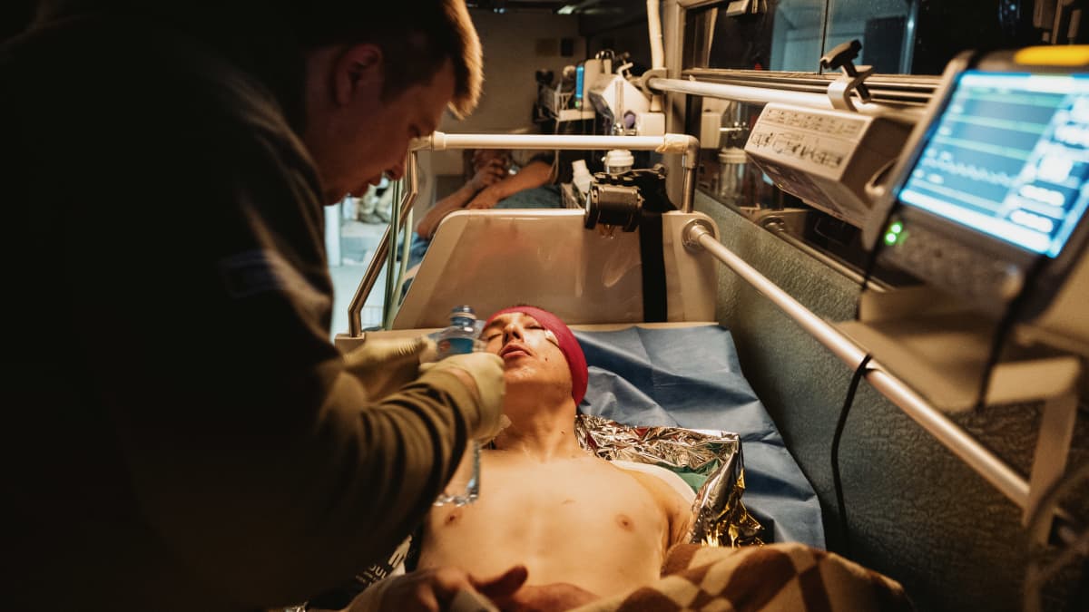 Haavoittunut sotilas ambulanssibussissa Ukrainassa