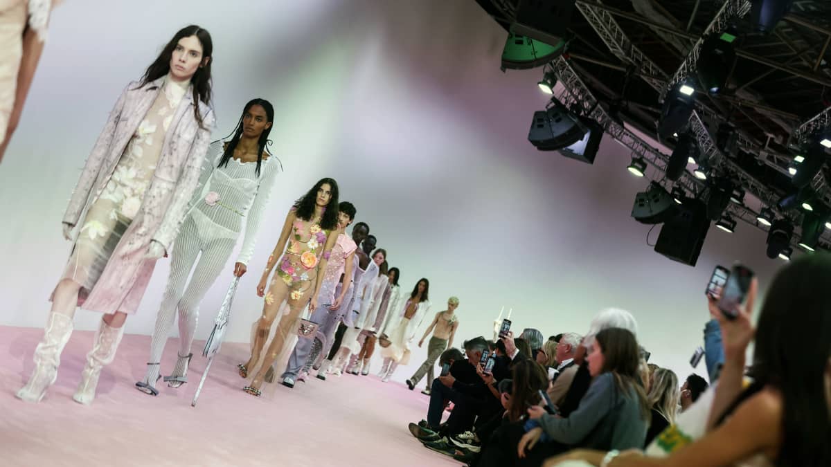 Ruotsalaisen Acne Studios -muotitalon malliston esittelyä Paris Fashion Week -tapahtumassa syyskuussa 2022.