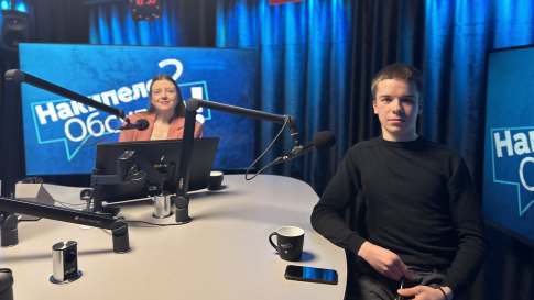 Studiossa venäjänkielisen Kiehuuko yli -ohjelman vieras Ruslan Trofimov ja juontaja Olga Javits