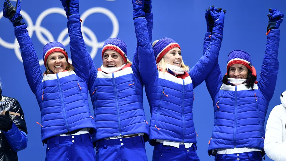Ingvild Flugstad Oestberg, Astrid Uhrenholdt Jacobsen, Ragnhild Haga ja Marit Bjoergen seisovat Etelä-Korean olympialaisissa 2018.