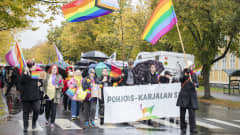 Värikäs Pohjois-Karjala Pride -kulkue sateisessa Joensuussa.
