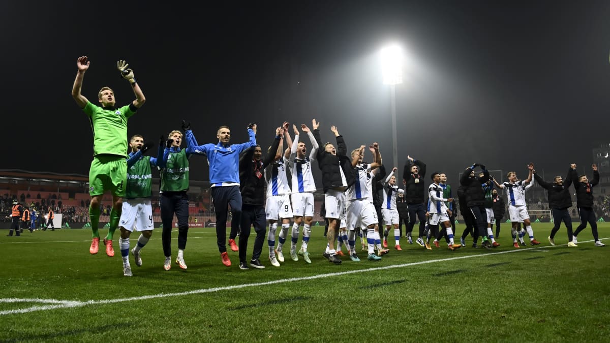 Huuhkajat juhli voittoa Zenicassa.