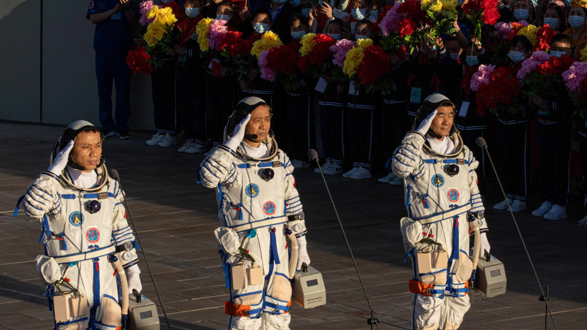 Kolme kiinalaista astronauttia rinnakkain.