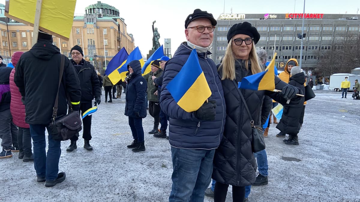 Mielenilmaisuun osallistuneella pariskunnalla oli käsissään Ukrainan liput Vaasassa.
