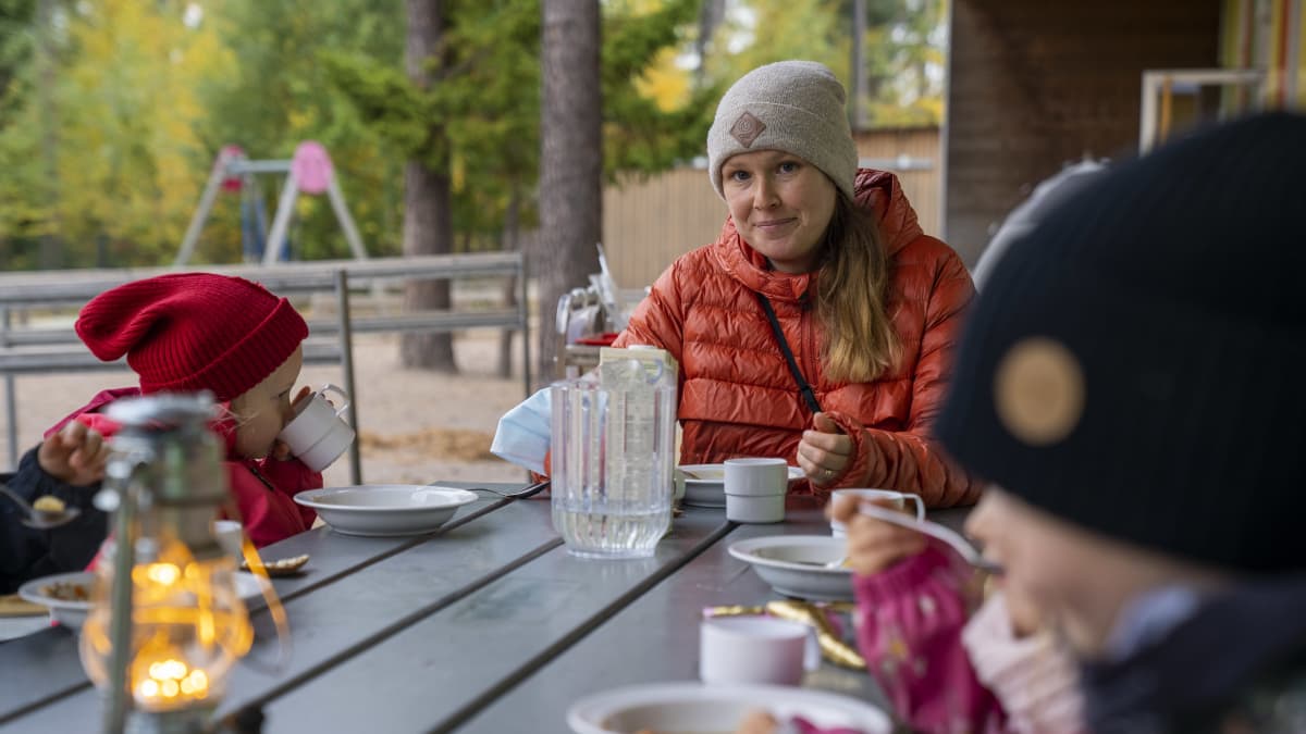Juulia Jantunen, varhaiskasvatuksen opettaja, päiväkoti Kanavan pihalla syömässä lasten kanssa lounasta