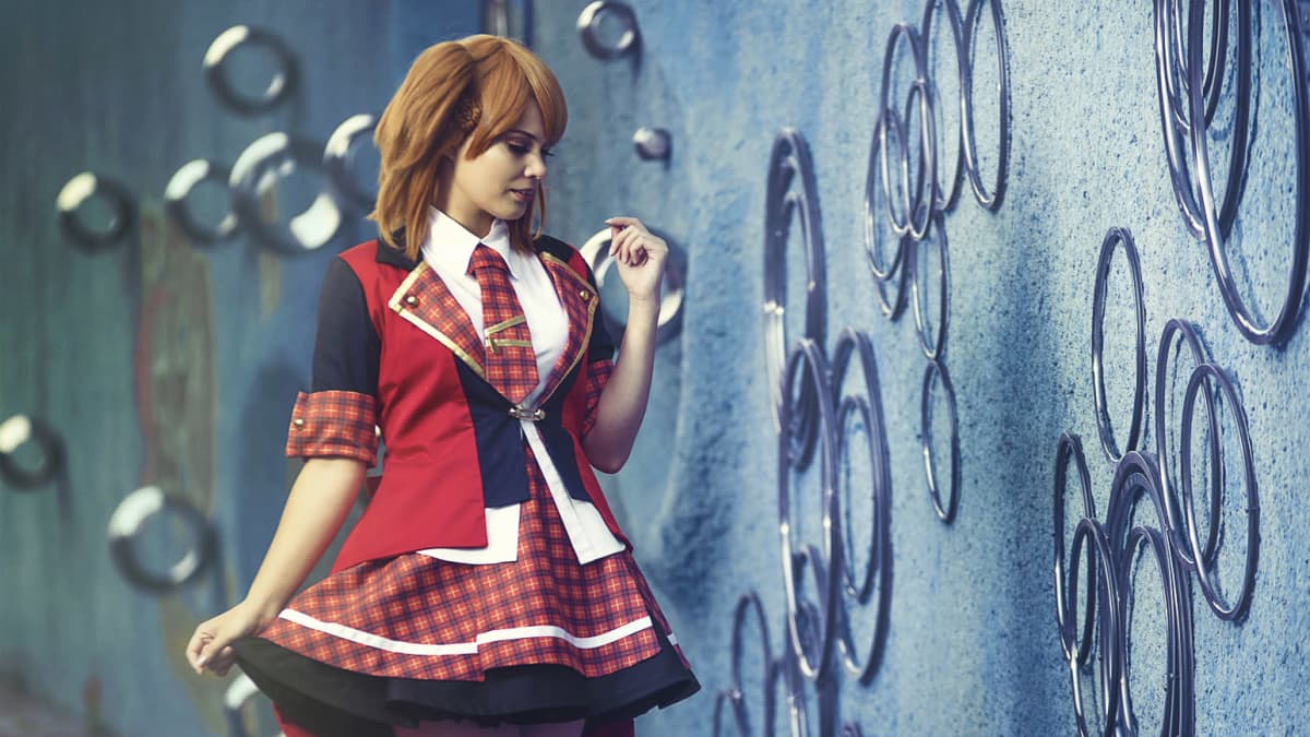 Tekla Kokkonen pukeutuneena Yuko Oshima 9th -hahmoksi AKB0048 animesarjasta. 