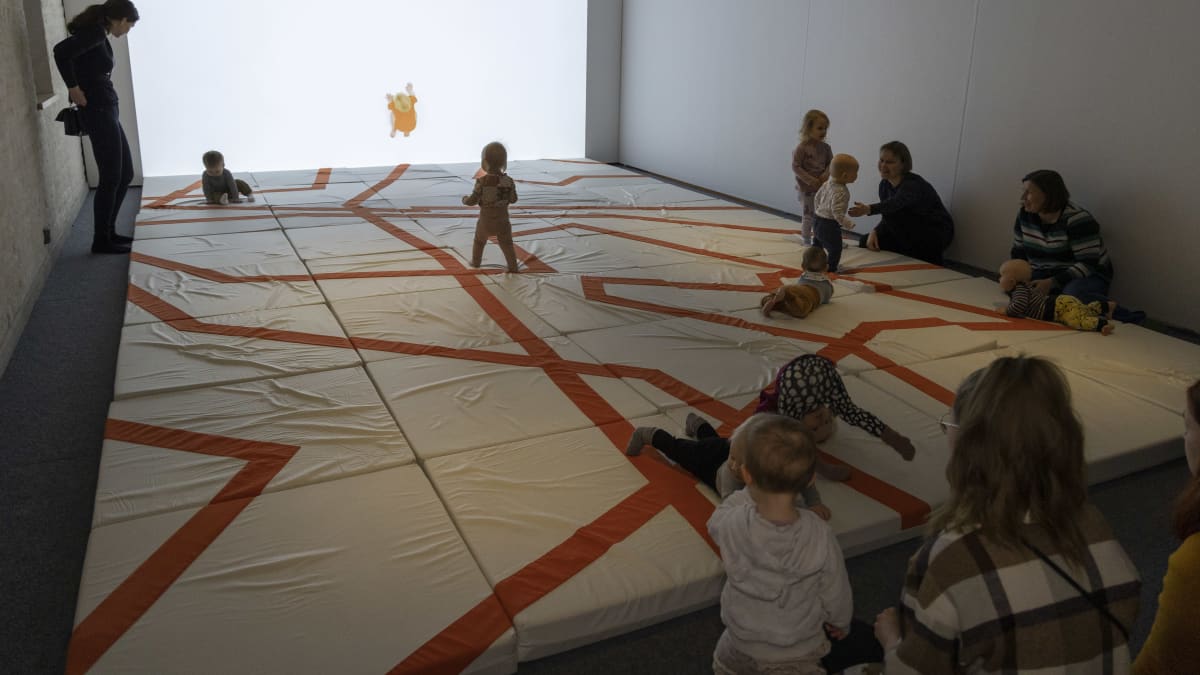Lapsia ja aikuisia Hämeenlinnan taidemuseon Ryömi, konti - viesti vauvuudesta -näyttelyssä