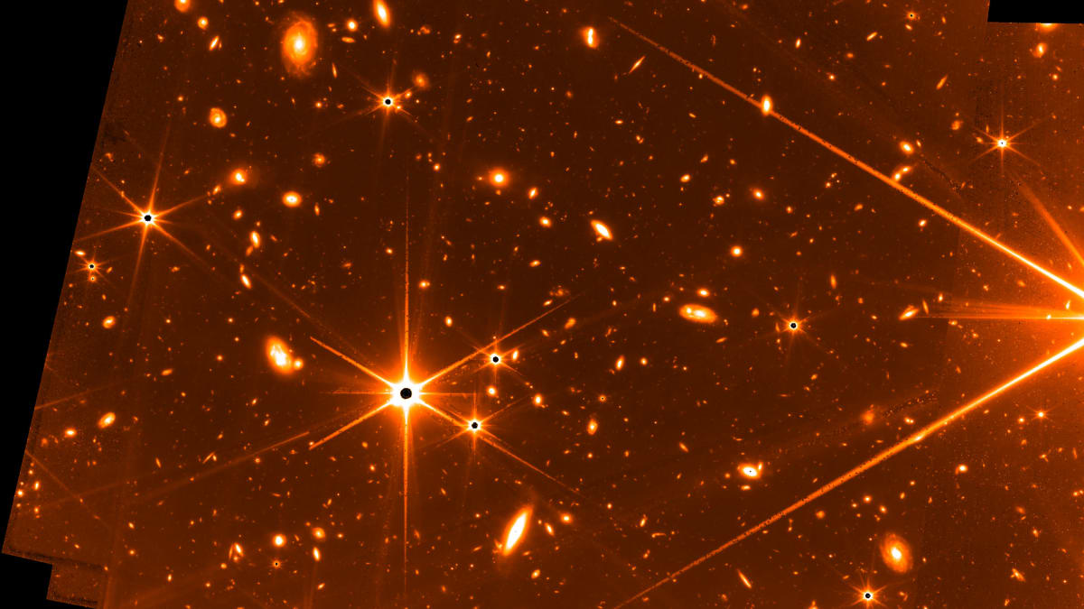 Galakseja ja tähtiä Webb-teleskoopin tarkkaan suuntaukseen käytettävän kameran kuvassa.