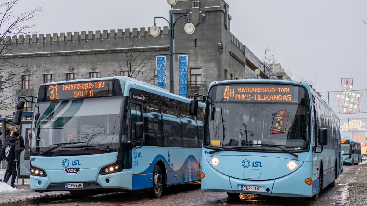 Busseja Lahden Aleksanterinkadulla.