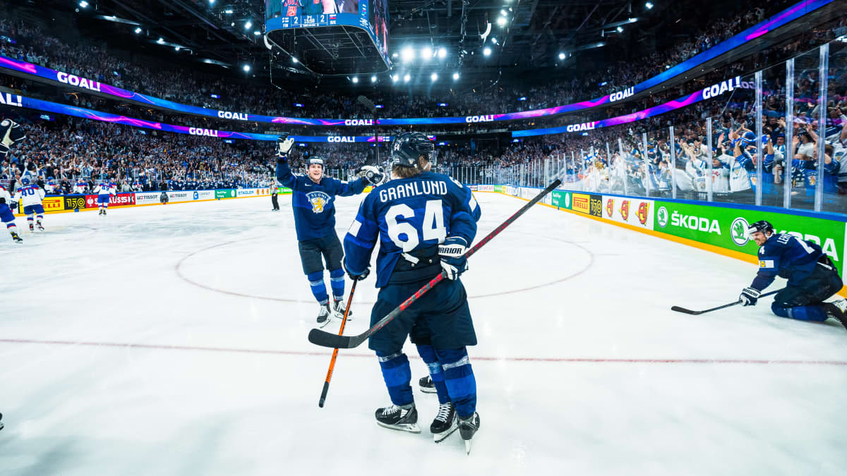 Finska spelare firar i ishockey-VM.