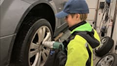 13-vuotias Aati Junttila vaihtaa autoon talvirenkaita Seinäjoella tallissa.