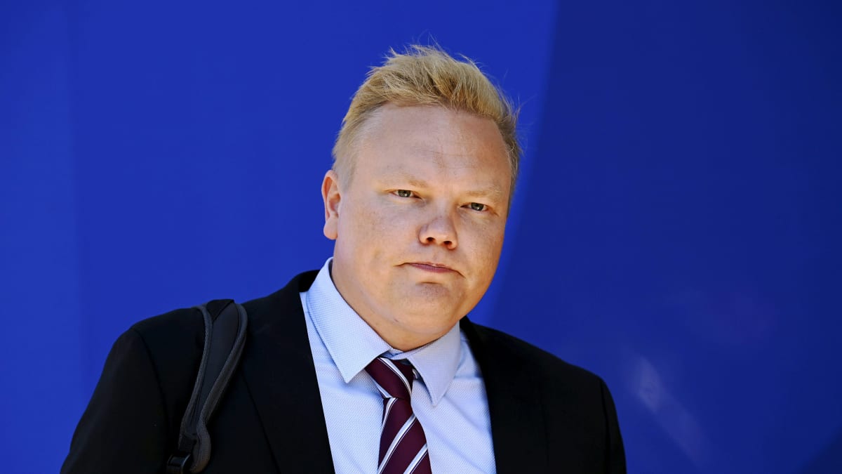 Tiede- ja kulttuuriministeri Antti Kurvinen saapui Säätytalolle.