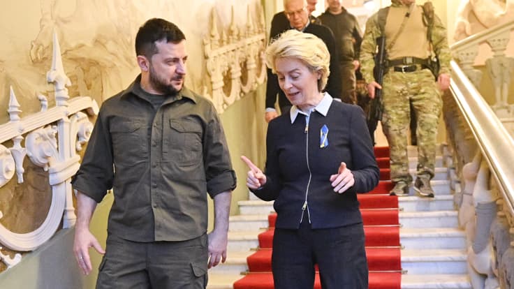 Ukrainan presidentti Volodymyr Zelenskyi ja EU-komission puheenjohtaja Ursula von der Leyen kävelevät alas portaita ja keskustelevat.