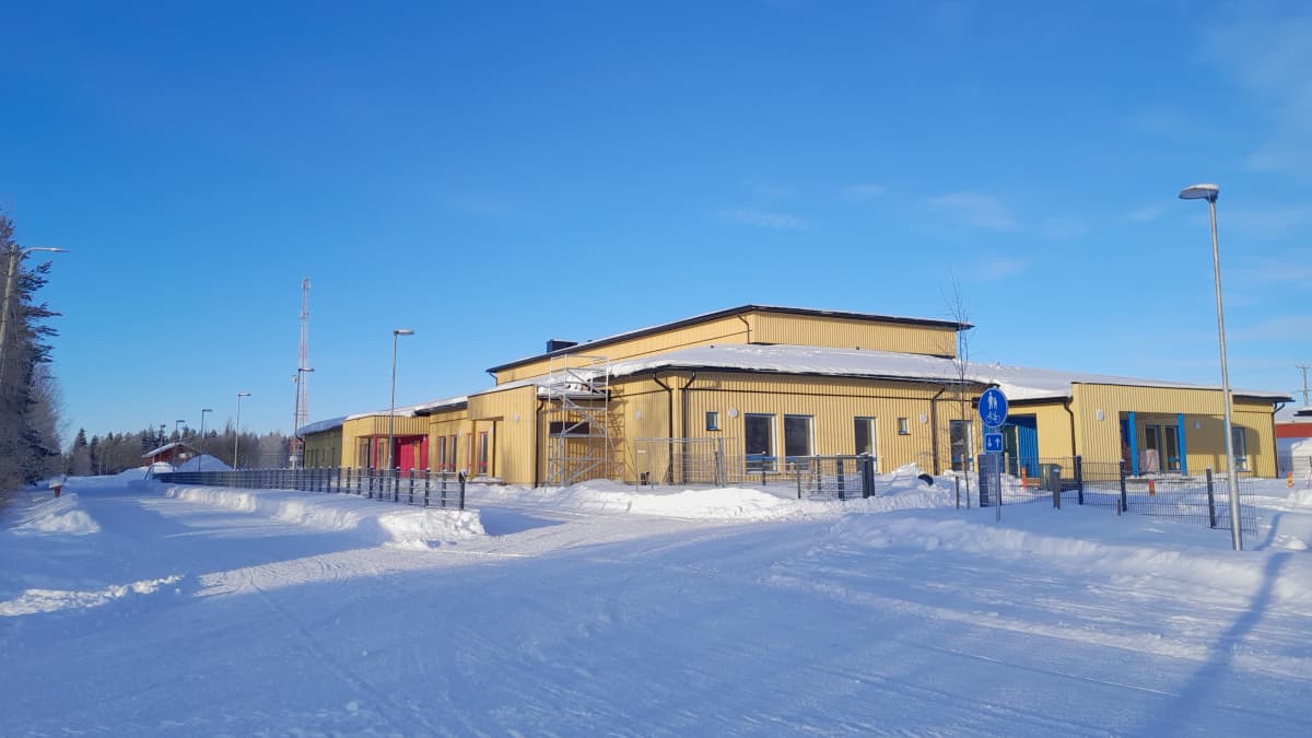 Pelkosenniemen koulu, kuvattu helmikuussa 2022, kun rakennustyöt vielä kesken