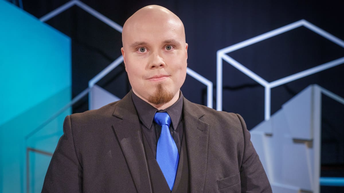Sinimustan liikkeen puheenjohtaja Tuukka Kuru pienpuoluetentin lavasteissa.