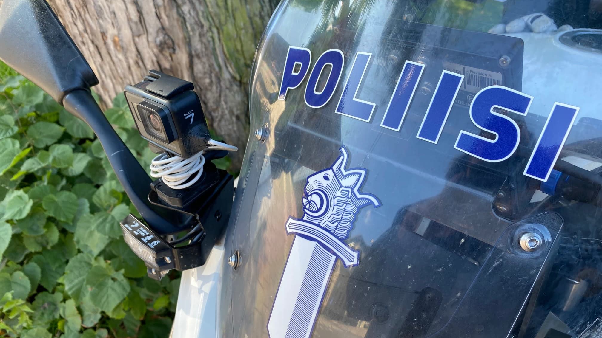 Lähikuva poliisimoottoripyörän etuvisiiristä