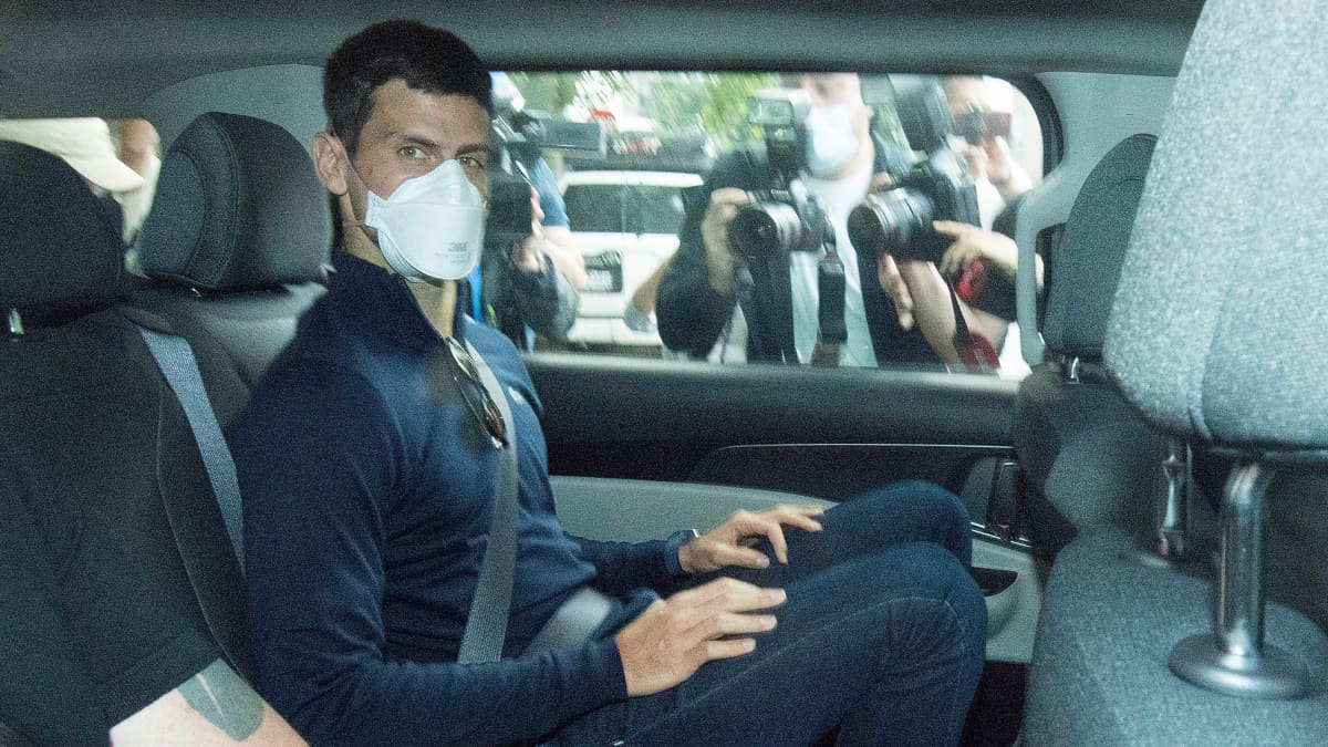 Novak Djokovic istuu auton takapenkillä. 