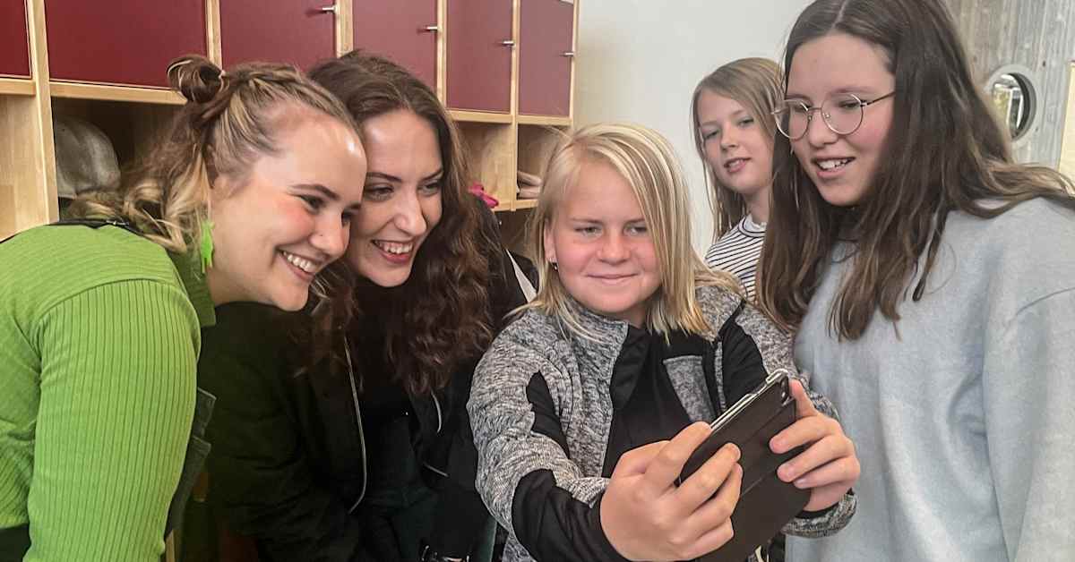 ”Det är coolt att nyheter är coolt!” – Watt Nytts programledare tas ...