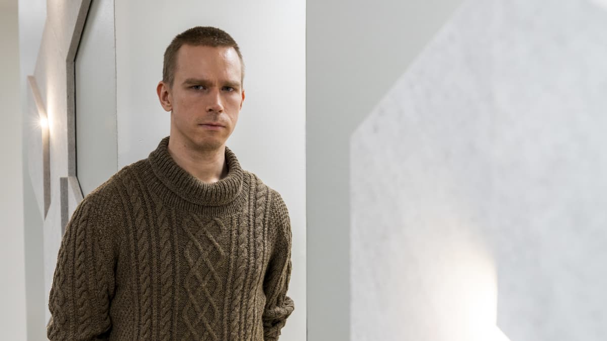 Jyri Lavikainen, Ulkopoliittisen instituutin tutkija katsoo kameraan.