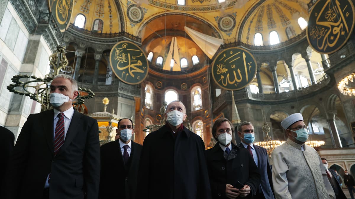Turkin presidentti seurueineen moskeijassa